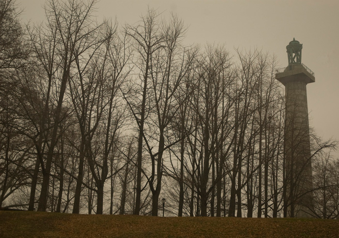 A tall fluted column stands in memorium to the soldiers who lost their lives while imprisoned during the American Revolution.