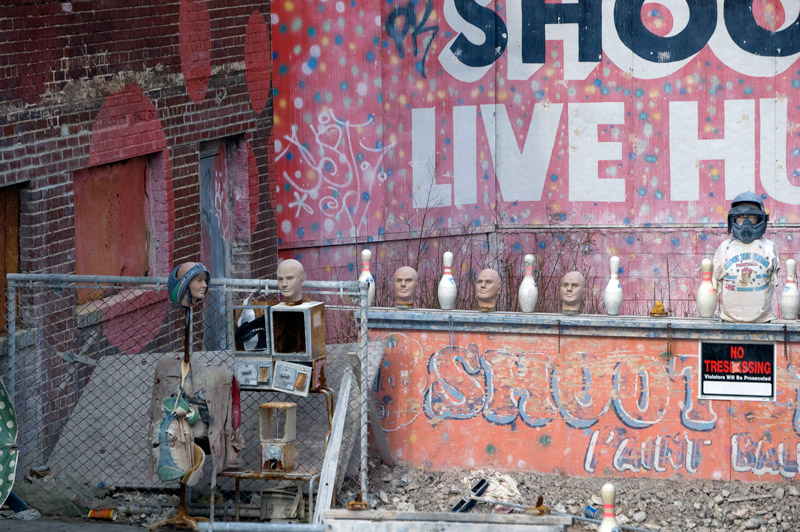 A shooting game, with targets of bowling pins and mannequin heads.