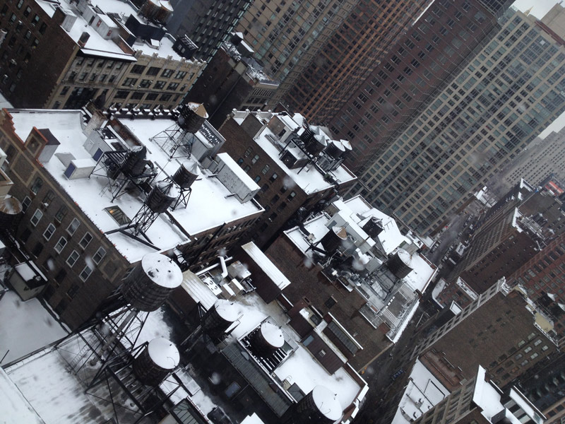 Building roofs and water tanks with snow