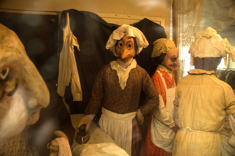 Figures, in 18th century garb.