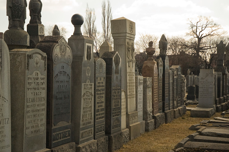 Rows of tombstones engraved in Hebrew.