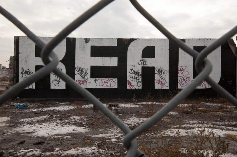 The word 'READ' in giant block letters painted on an isolated wall.