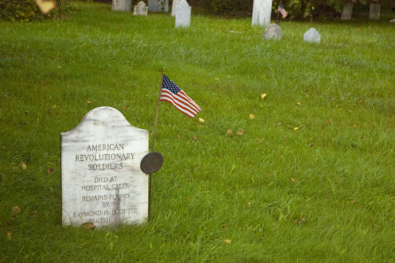 A headstone marks the resting place of unknown soldiers from the American Revolutionary war.