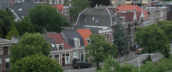 A row of houses
on a curved street.