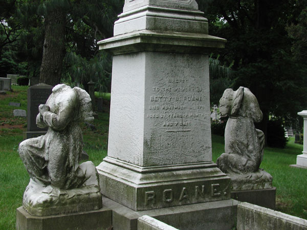 Two headless angels on opposite sides of a
memorial.