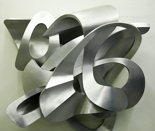 A wonderful wall sculpture of weaving aluminum