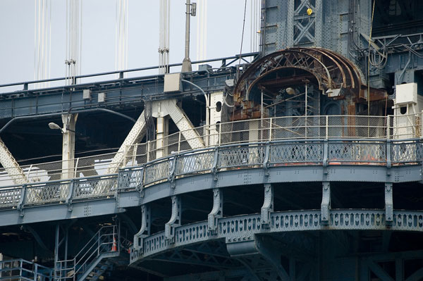 Side view of a circular section of the Manhattan
Bridge.