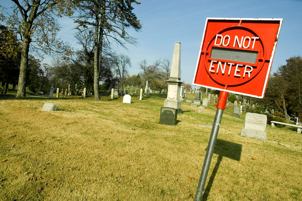 A red sign tells drivers not to enter.