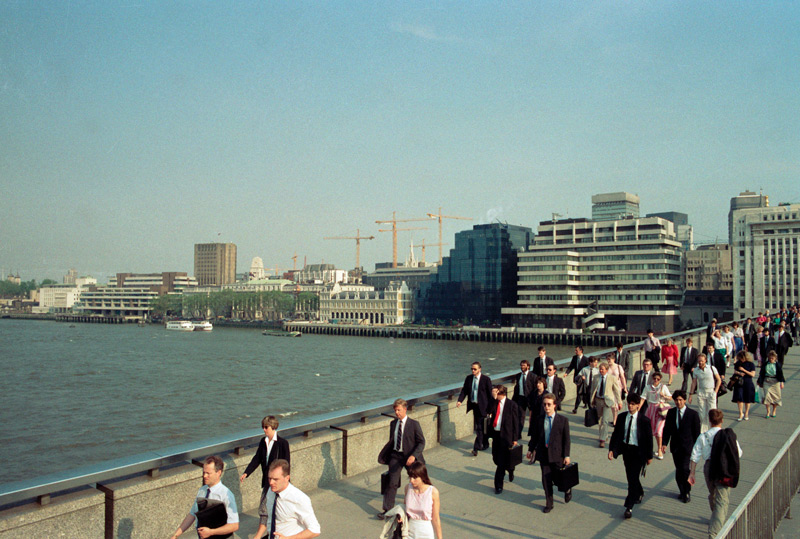 The photo shows office workers crossing London Bridge in 1989.